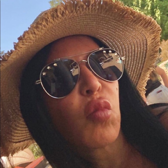 Meet your Posher, Lori ♥️ - Picture 1 of 1